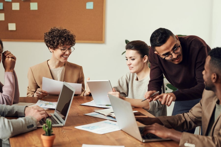 5 colaboradores fazendo uma reunião de negócios