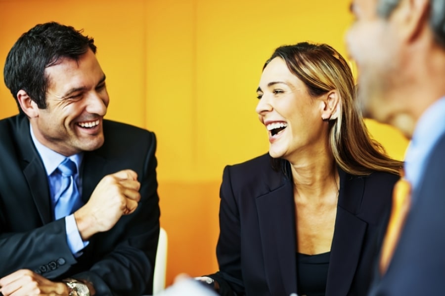 3 colaboradores fazendo uma reunião de negócios